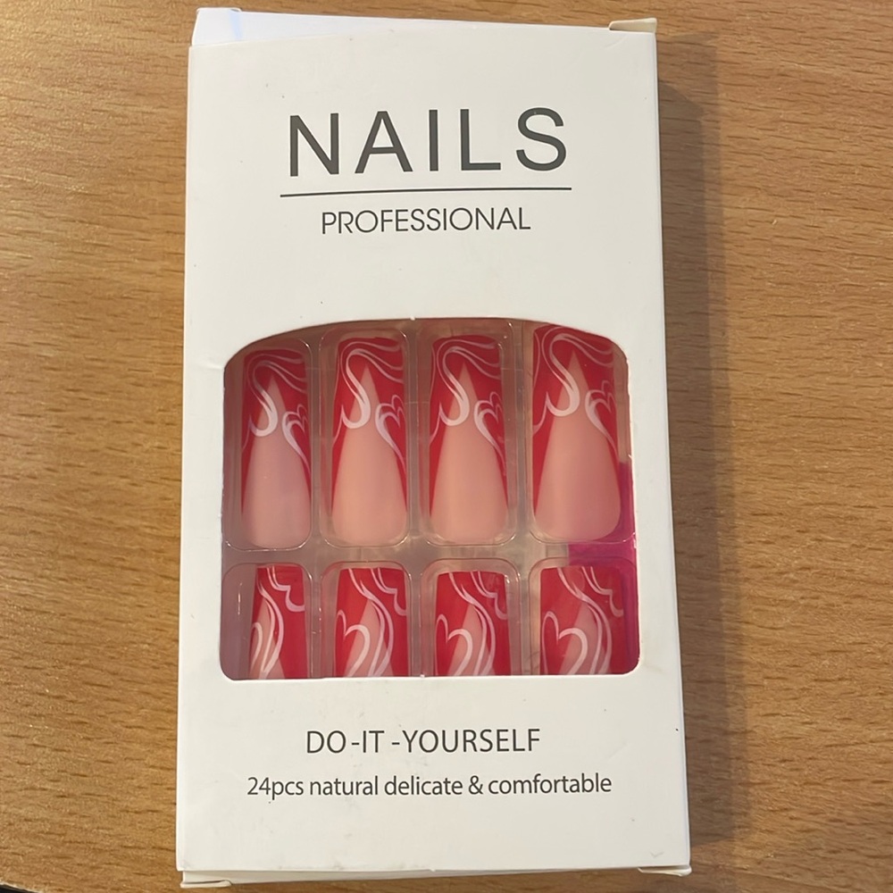 NIB Valentine’s Day Heart & Lip Kiss Press on Nails
